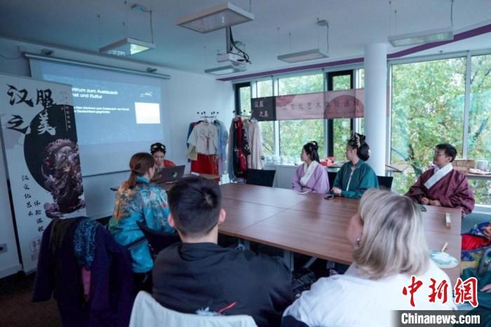 图为德国学生身着汉服参与汉文化体验课程,学习汉服文化。汉文化艺术交流中心供图 图为德国学生身着汉服参与汉文化体验课程,学习汉服文化。汉文化艺术交流中心供图