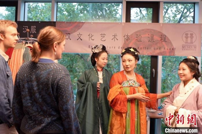 图为活动讲师为德国学生介绍汉制汉服特点。汉文化艺术交流中心供图。 图为活动讲师为德国学生介绍汉制汉服特点。汉文化艺术交流中心供图。